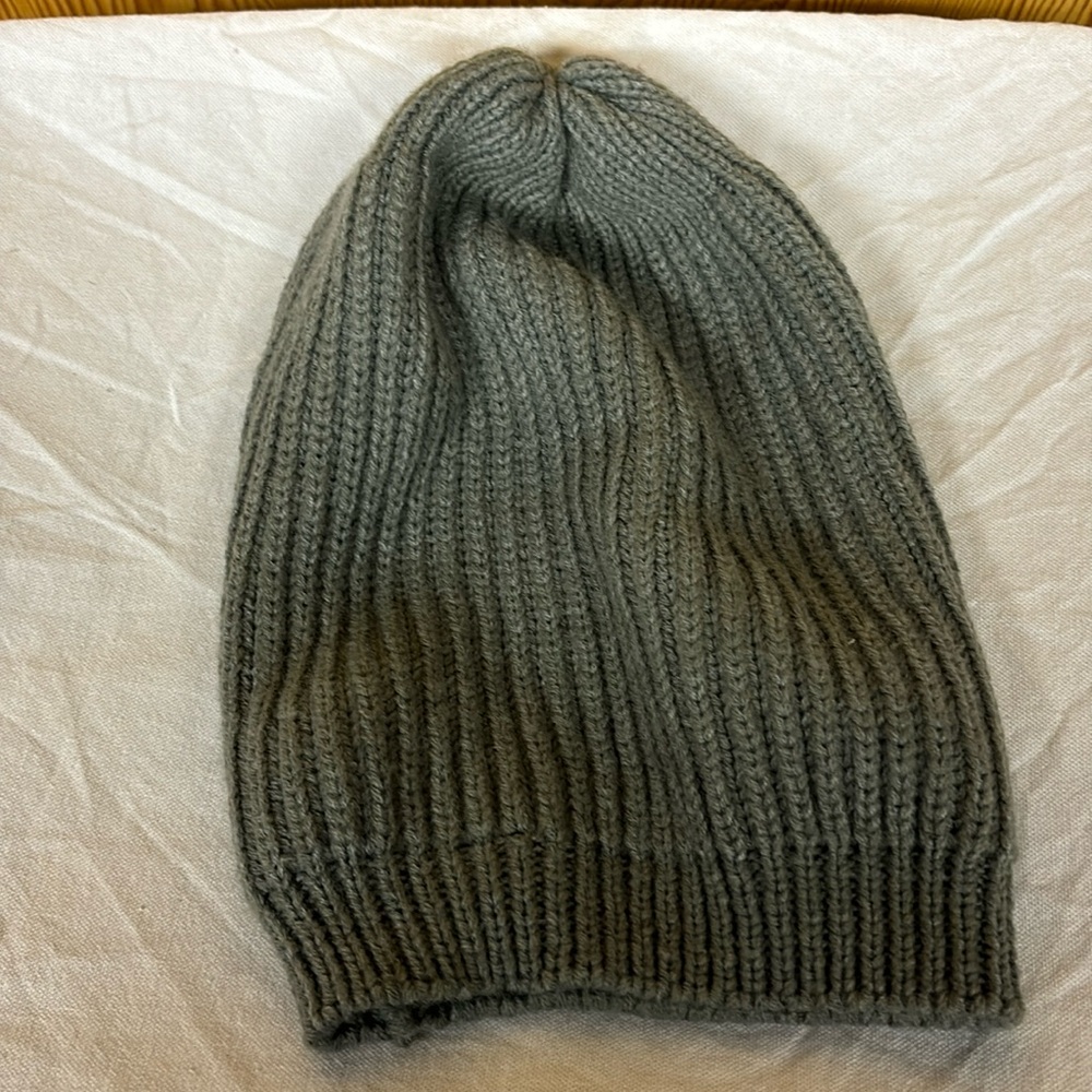 Deena & Ozzy Women’s Grey Slouch Winter Hat